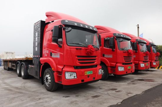 天津港保稅區(qū)臨港片區(qū)氫能產(chǎn)業(yè)示范區(qū)完成天津首批氫燃料電池重卡交付.jpg 天津港保稅區(qū)臨港片區(qū)氫能產(chǎn)業(yè)示范區(qū)完成天津首批氫燃料電池重卡交付.jpg