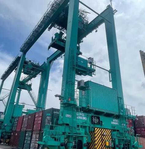 世界上第一臺氫燃料電池輪胎吊投入試運(yùn)行.jpg 世界上第一臺氫燃料電池輪胎吊投入試運(yùn)行.jpg