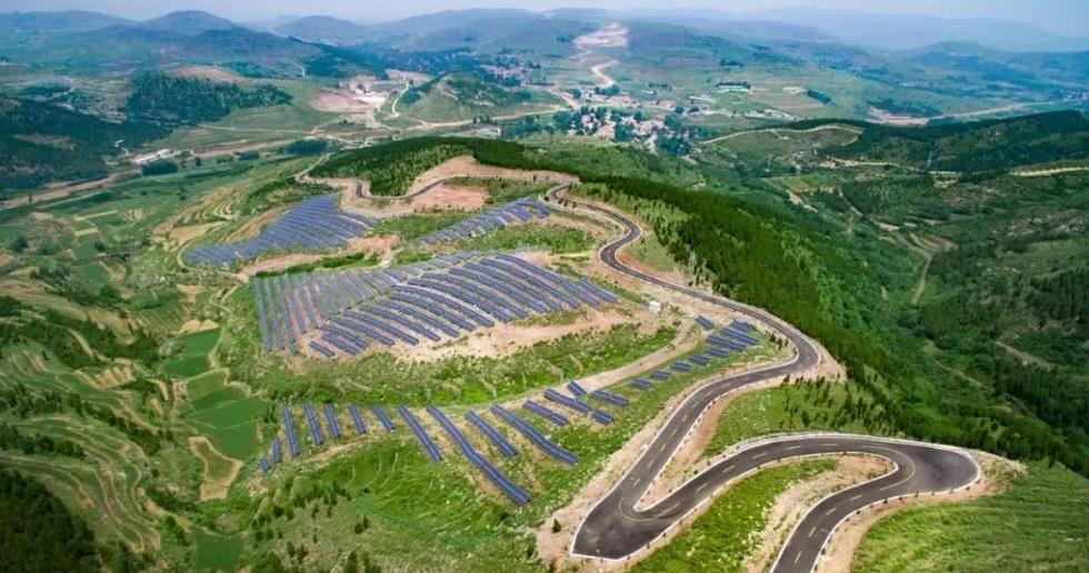 安丘利用荒山灘涂等資源，大力發展光伏發電 攝影：馬連凱.jpg