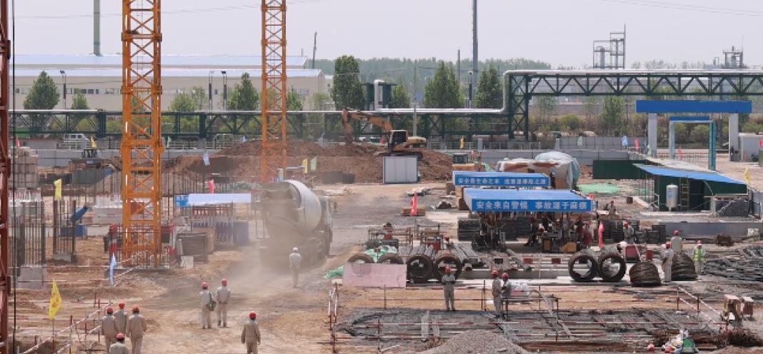 河南正在建設含“氫氨”量最高的中國尼龍化工產業鏈,主裝置24小時施工不間斷.jpg