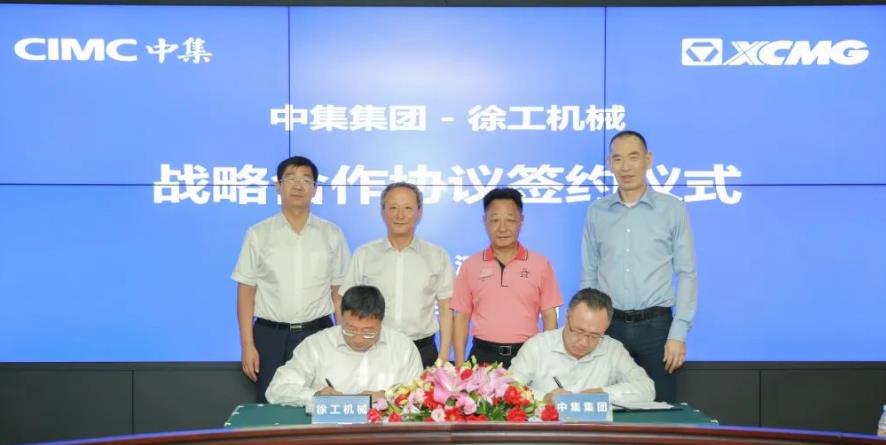 高翔與陸川代表雙方簽約，麥伯良、王民、張克、于玉群見證