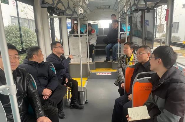 成都市經信局領導一行實地調研成都新研并試乘氫能公交.jpg