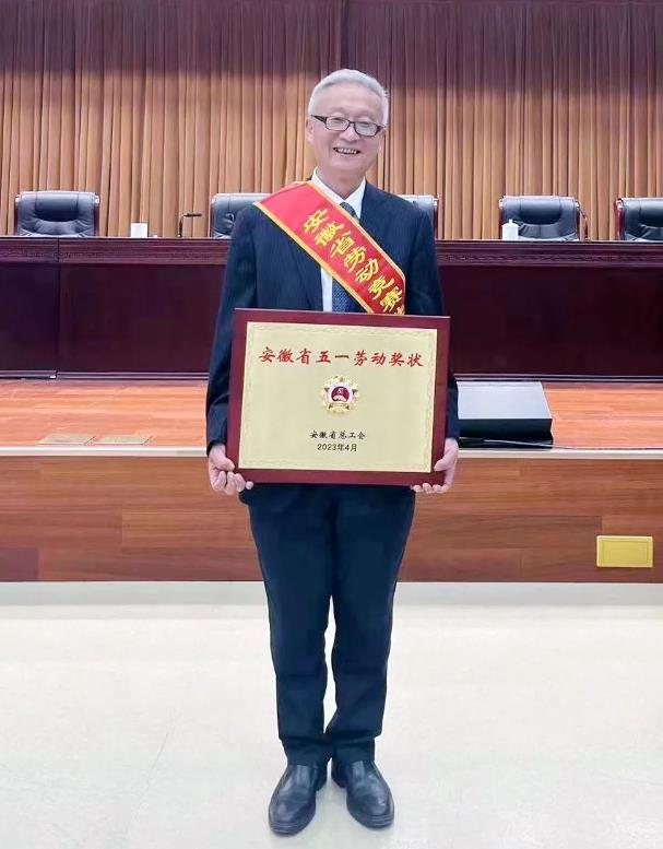 明天氫能公司董事長王朝云榮獲安徽省勞動競賽先進個人(安徽省五一勞動獎章)榮譽稱號.jpg