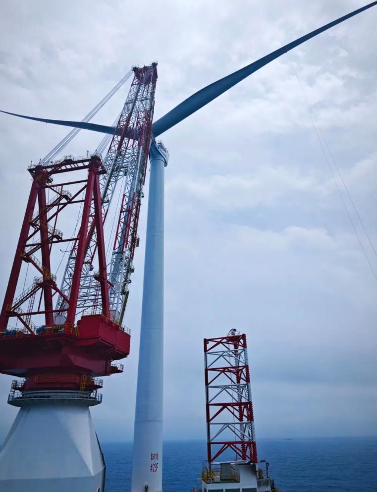 首吊成功!國(guó)內(nèi)首個(gè)“海上風(fēng)電+海洋牧場(chǎng)+海水制氫”融合項(xiàng)目進(jìn)入風(fēng)機(jī)安裝階段.jpg