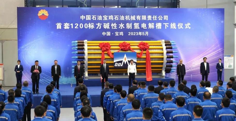 寶石機(jī)械首套1200標(biāo)方堿性水制氫電解槽正式下線(xiàn).jpg
