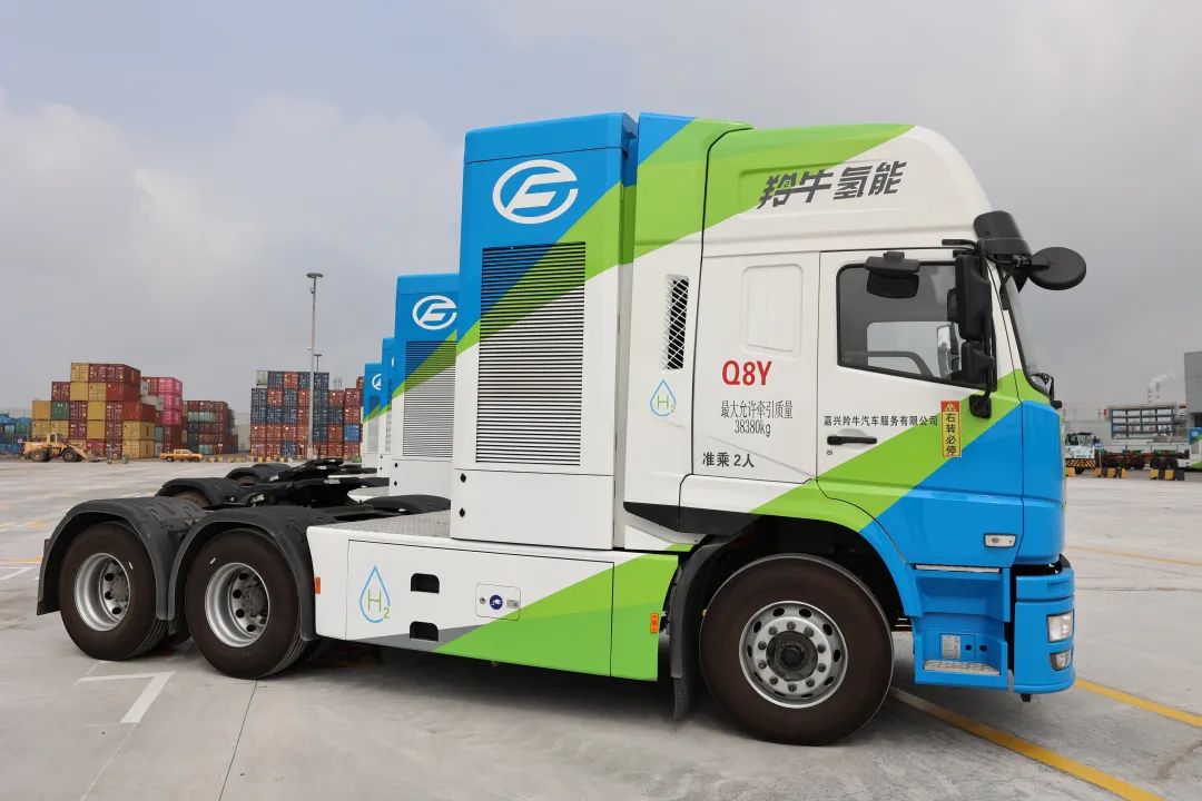 羚牛氫能交付嘉興港務第二批氫能重卡.jpg