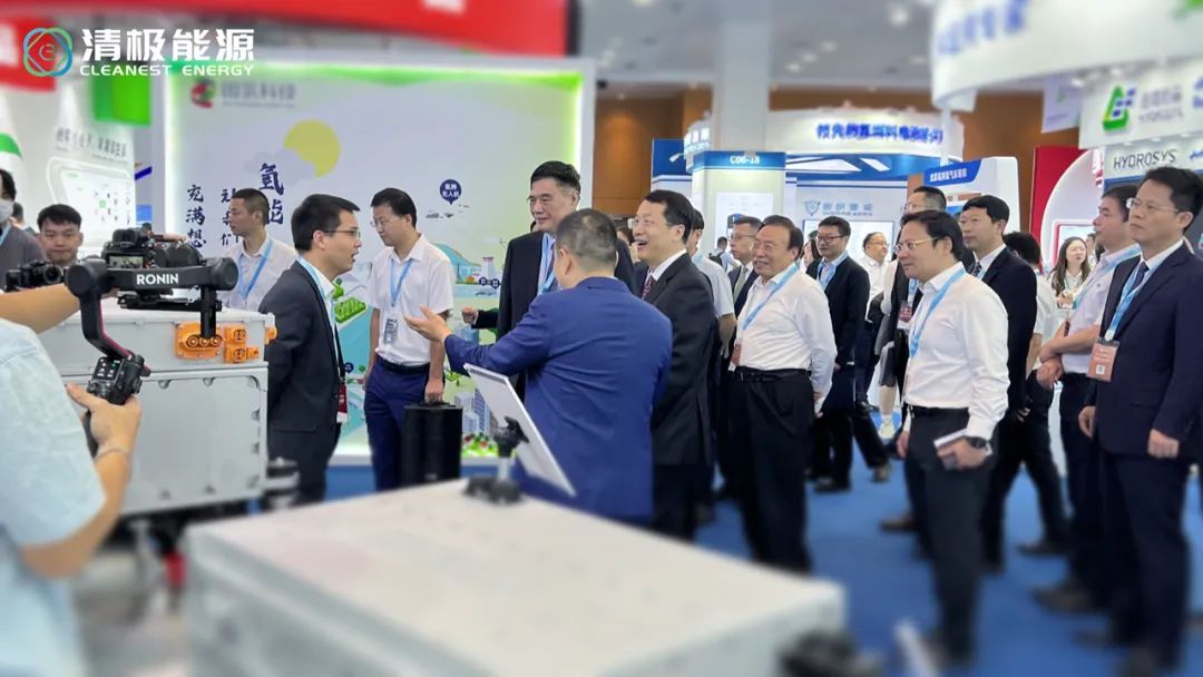 廣東省一行領(lǐng)導(dǎo)蒞臨清極能源品牌展館C04-13展位.jpg